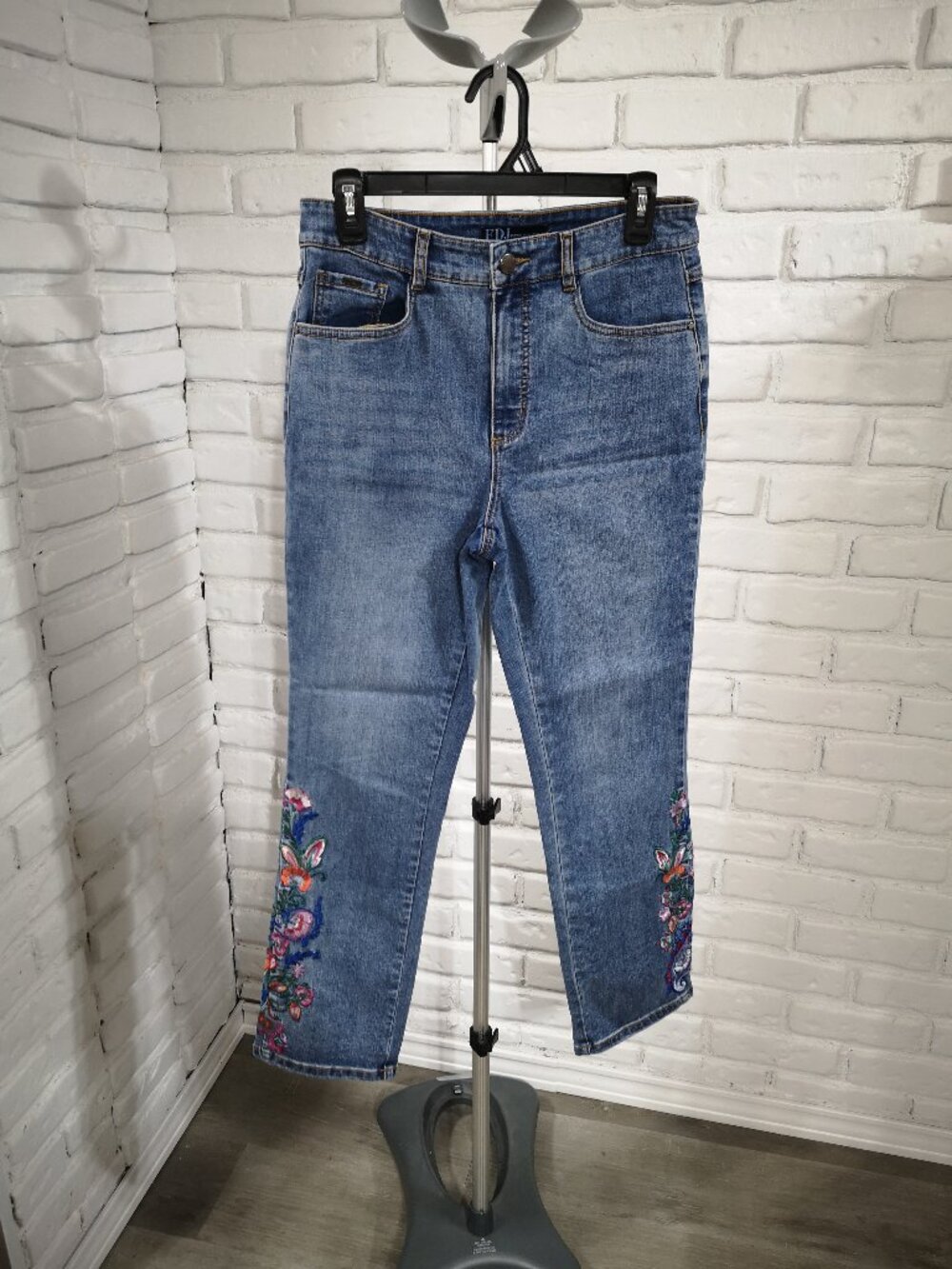 FDJ French Dressing Jeans Ladies Size 6 Medium Wash Suzanne Jeans w/ Embroidery